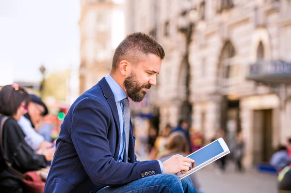 Tabletli Hipster yöneticisi, Piccadilly Circus, Londra