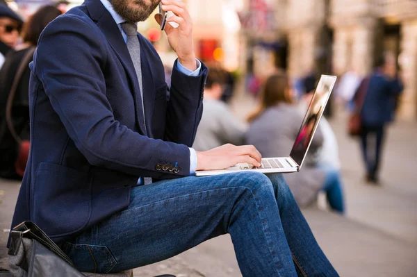 Dizüstü bilgisayar ve akıllı telefon ile Yönetici, Piccadilly Circus, Londra