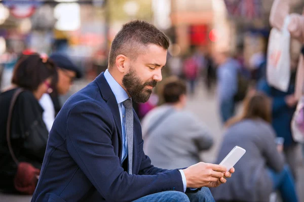 Hipster manager with mart phone, Piccadilly Circus, London — Stock Photo, Image