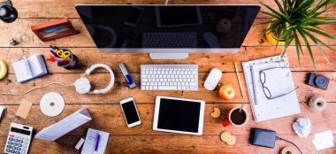 Resepsiyon çeşitli gadget'lar ve ofis malzemeleri ile. Düz yatıyordu