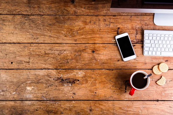 Desk, gadgets and office supplies. Flat lay. Copy space. — Stock Photo, Image