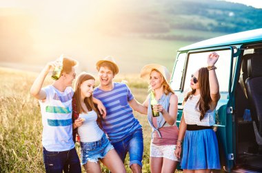 bira içme roadtrip tarihinde genç hipsters