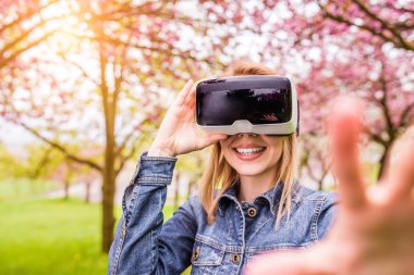 Sanal gerçeklik gözlüğü takan kadın  