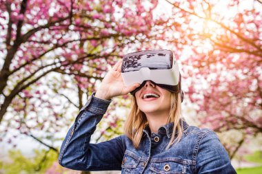 Sanal gerçeklik gözlüğü takan kadın 