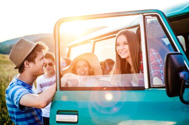 Grup genç hipsters roadtrip tarihinde 