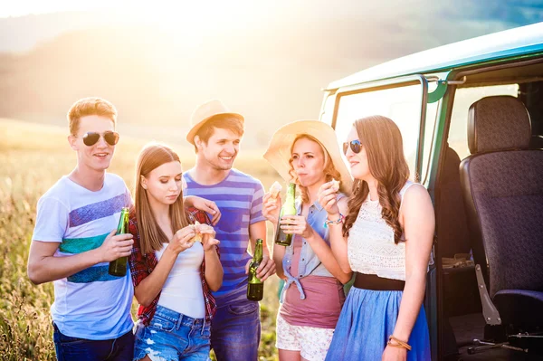 Εφηβική hipsters για roadtrip πίνοντας μπύρα — Φωτογραφία Αρχείου