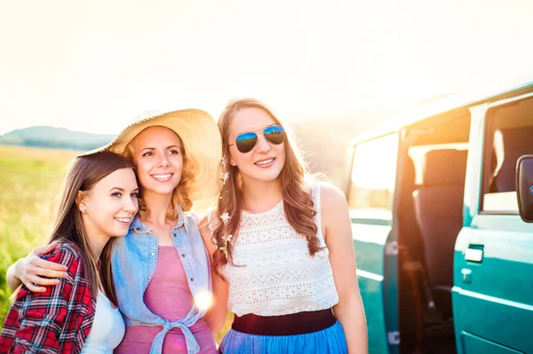 Meninas hipster adolescentes em uma viagem de carro — Fotografia de Stock