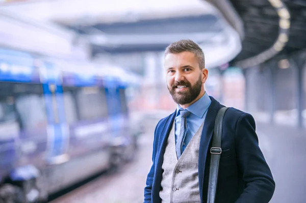 Tren istasyonunda bekleyen hipster işadamı — Stok fotoğraf