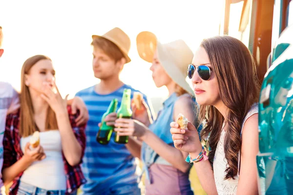 Teenage hipsters on roadtrip drinking beer — Stock Photo, Image