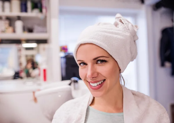 Jeune femme au salon de coiffure — Photo