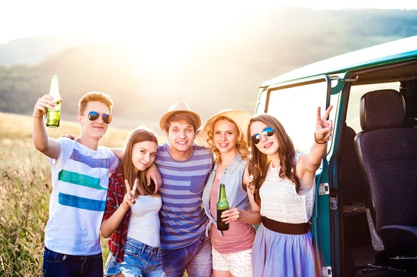 Teenage hipsters on roadtrip drinking beer — Stock Photo, Image