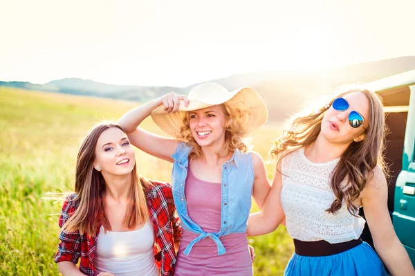 Teenage hipster flickorna på roadtrip — Stockfoto