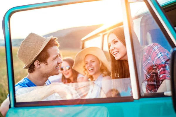 Gruppe jugendlicher Hipster auf Roadtrip — Stockfoto