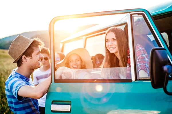 Groep van teenage hipsters op roadtrip — Stockfoto