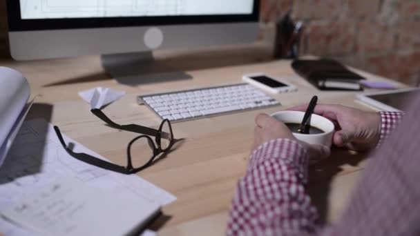 Arquitecto trabajando desde casa en computadora, poniéndose anteojos — Vídeo de stock