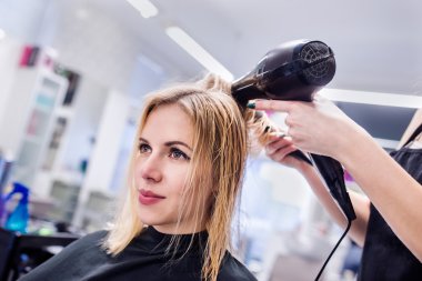 Tanınmayan Kuaför saç onun güzel genç CL kurutma