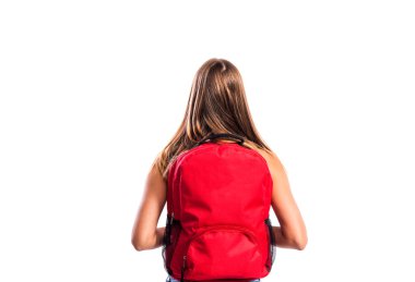 Okul çantası olan güzel bir öğrenci. Beyaz backgroun stüdyo çekimi