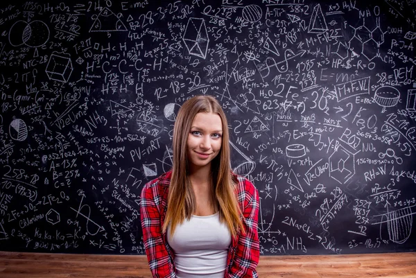Estudiante contra una gran pizarra con símbolos matemáticos —  Fotos de Stock