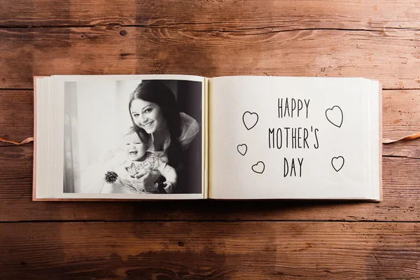 Moeders dag samenstelling. Fotoalbum, zwart-wit beeld. W — Stockfoto
