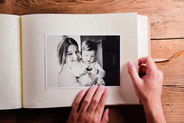 Composición del día de las madres. Álbum de fotos, foto en blanco y negro. W — Foto de Stock