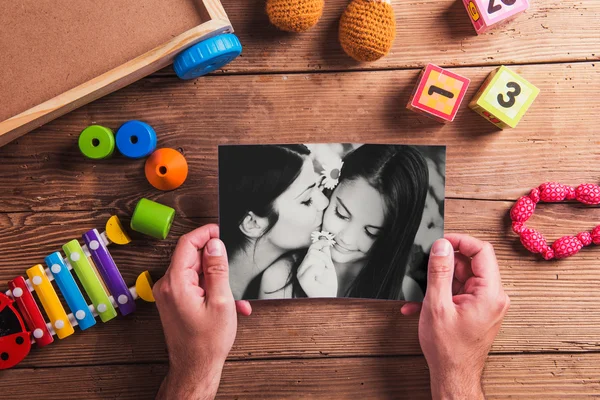 Composizione della festa della mamma. Foto in bianco e nero. Giocattoli vari. Wo — Foto Stock