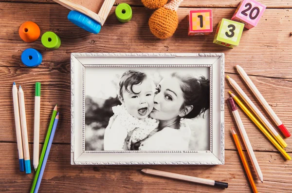 Muttertagszusammensetzung. Schwarz-Weiß-Foto. verschiedene Spielzeuge. wo — Stockfoto