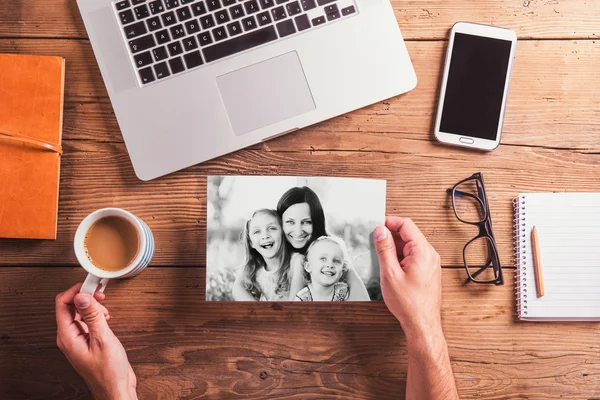 Composición del día de las madres. Foto en blanco y negro. Escritorio de oficina. ¡Woo! —  Fotos de Stock