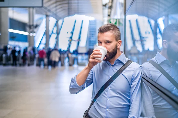 Primer plano del empresario hipster bebiendo café, estación de metro — Foto de Stock