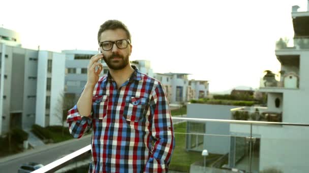 Geschäftsmann mit Smartphone telefoniert, steht auf Balco — Stockvideo