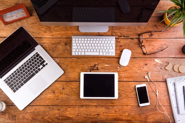 Masa, aletler ve ofis malzemeleri. Düz yatıyordu. Ahşap arka plan.