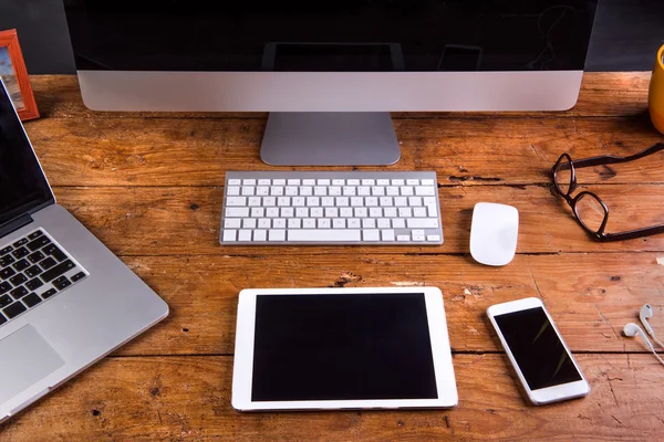 Skrivbord, prylar och kontors saker. Flat Lay. Trä bakgrund. — Stockfoto