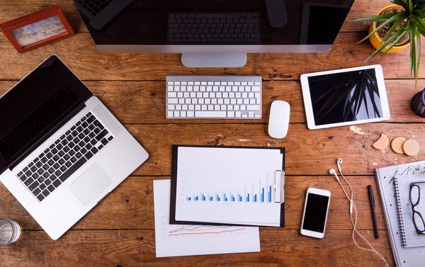 Araçlar ve ofis malzemeleri, grafik grafiği. Ahşap arka plan.