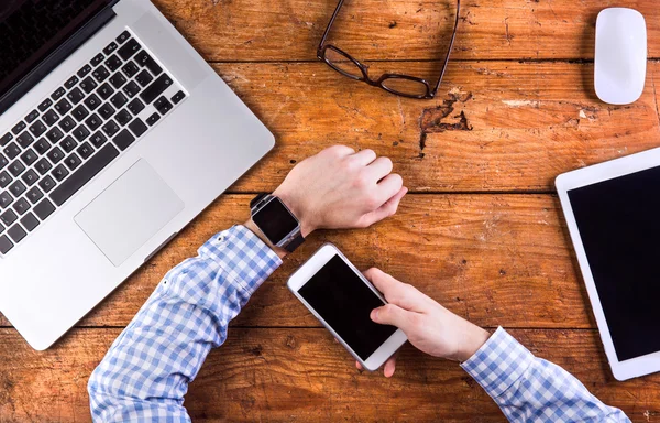 Uomo d'affari che lavora alla scrivania indossando un orologio intelligente — Foto Stock