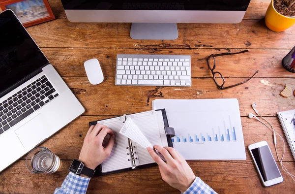 Empresário segurando organizador pessoal. Gadgets e suppl escritório — Fotografia de Stock