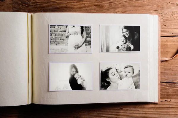 Anyák napi összetétele. Fotó album, fekete-fehér képek. — Stock Fotó