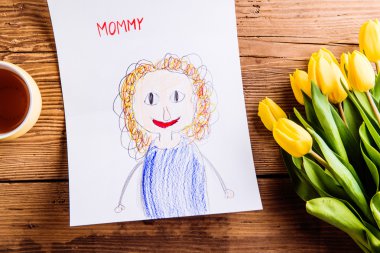 Annesinin çocuk çizimi, sarı laleler, çay bardağı