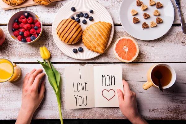 母の日の組成物。グリーティング カードと朝食の食事. — ストック写真