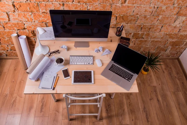 Escritorio con varios aparatos y suministros de oficina. Captura de estudio . — Foto de Stock