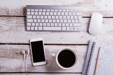 Masa, aletler ve ofis malzemeleri. Düz yatıyordu. Ahşap arka plan.