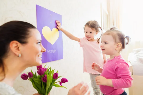 Mothers day, girls giving flowers and card to their mum — Stock Photo, Image