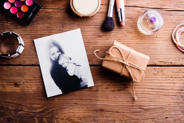 Anneler günü kompozisyon. Fotoğraf, paket ve makyaj ürünleri.