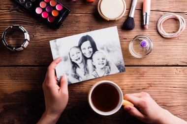 Anneler günü kompozisyon. Fotoğraf, kahve ve makyaj ürünleri