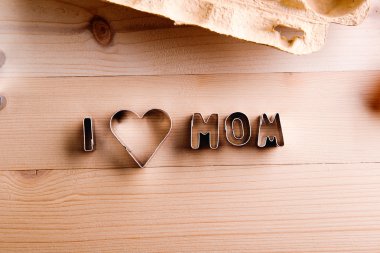 Anneler günü kompozisyon. Çerez kesici. Ahşap arka plan.