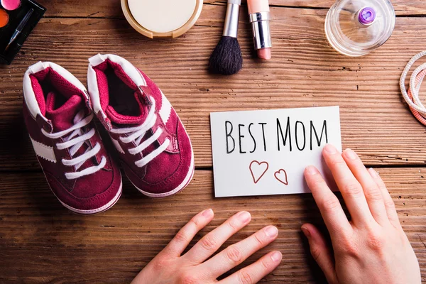 Moeders dag samenstelling. Beetje schoenen en make-up producten. — Stockfoto