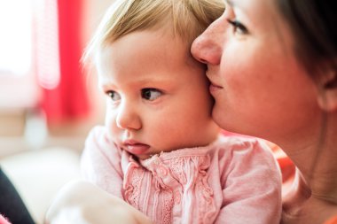 Şirin bebek kızı tutan anası yakın çekim