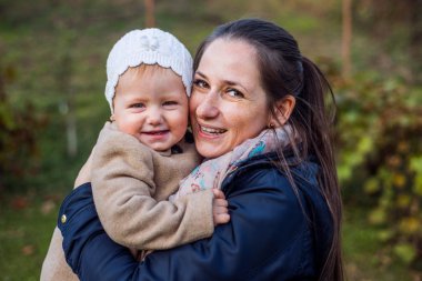 Şirin bebek kızı, kışın dışarıda tutan anne