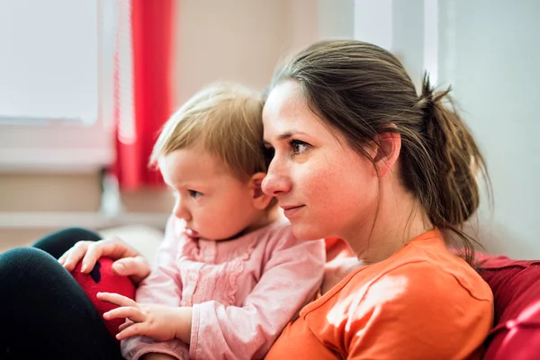 Aproape de mama ținându-și fiica drăguță — Fotografie, imagine de stoc