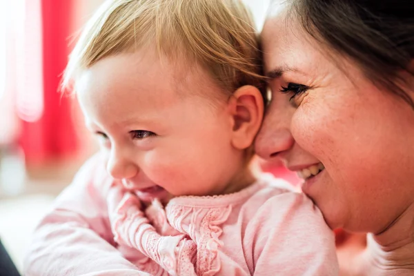 Close up di madre tenendo la sua figlia bambino carino — Foto Stock