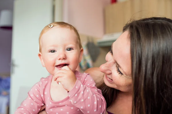 Close up de mãe segurando seu bebê bonito filha — Fotografia de Stock