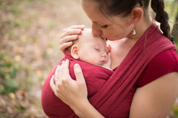 Mother holding her baby daughter, outside in autumn nature — Stock Photo, Image